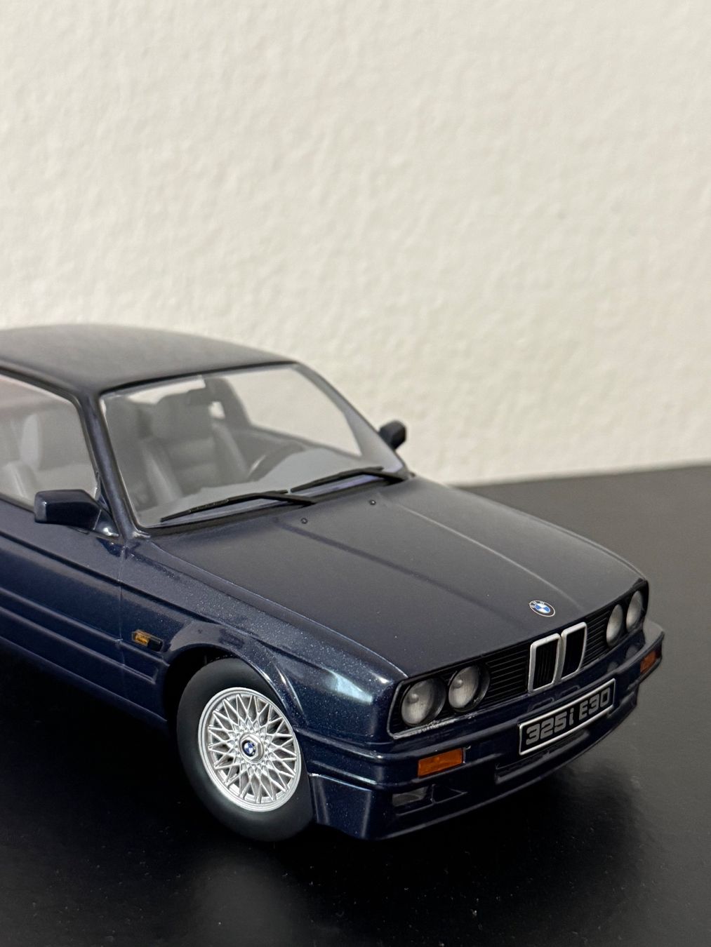 BMW Modellini d'auto: BMW 325 i E30 M Packet 2 1:18 KK Scale – Nuovo e nell'imballaggio originale da Bülach venduto da Meti2023 1
