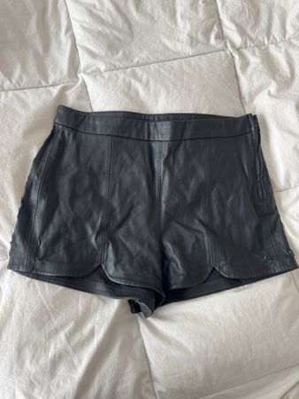 Shorts en similicuir noir avec détails festonnés, taille M