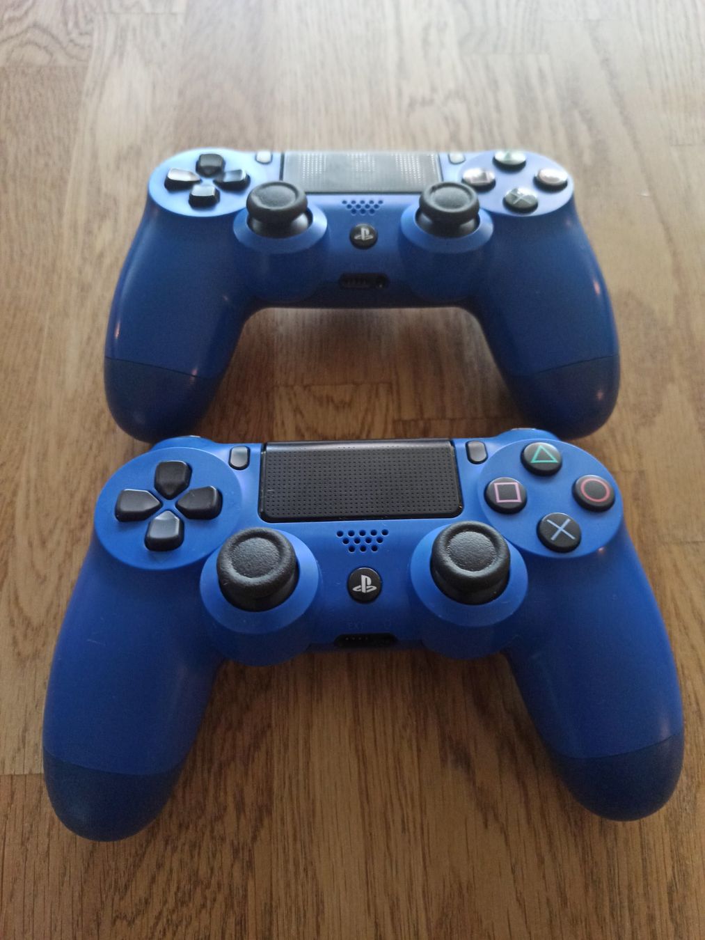 Manettes: 2 x Original Controller Sony PS4 Wireless DualShock 4 V2 – D'occasion à Oberweningen par mar_87mx 1