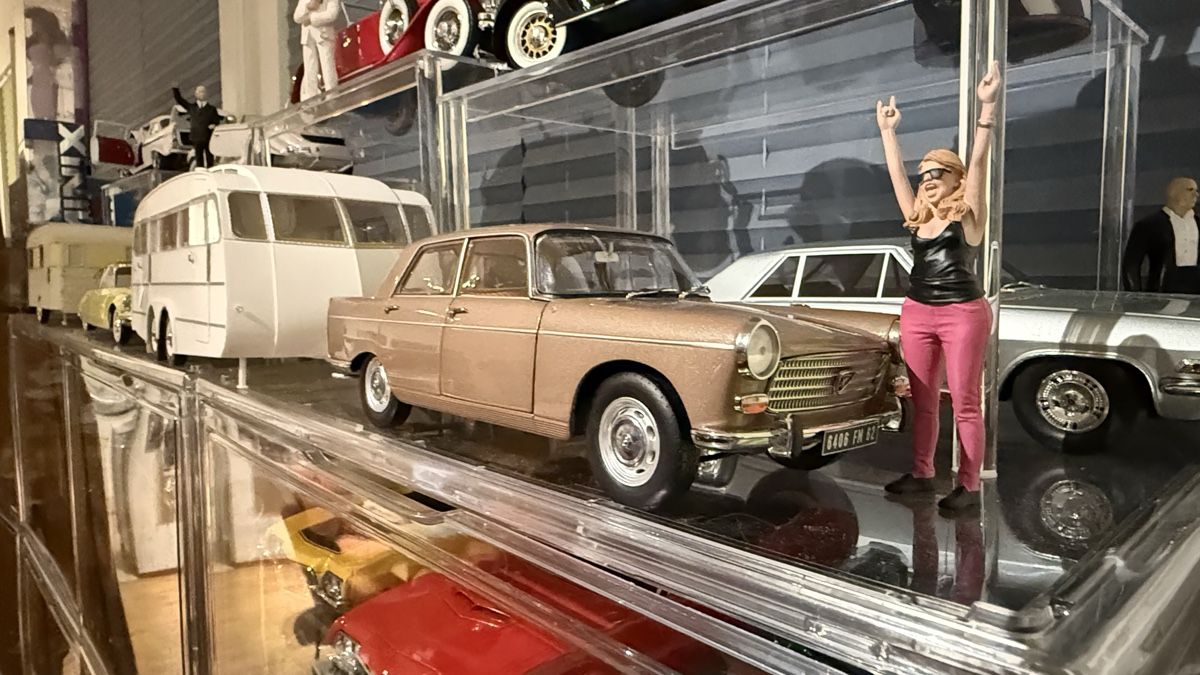 Peugeot Modellini d'auto:  Wohnwagen weiss mit Peugeot 404  1:18 – Nuovo (secondo la descrizione) da Basel venduto da GlaihuenigeCars2025 5