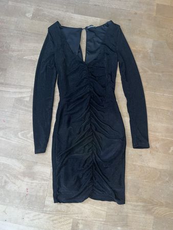 Schwarzes mini Kleid langärmelig