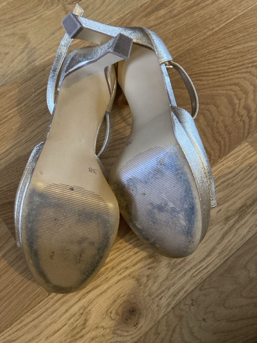 Scarpe da donna: Chaussure à talons dorées – Usato da Laconnex venduto da christec5 2