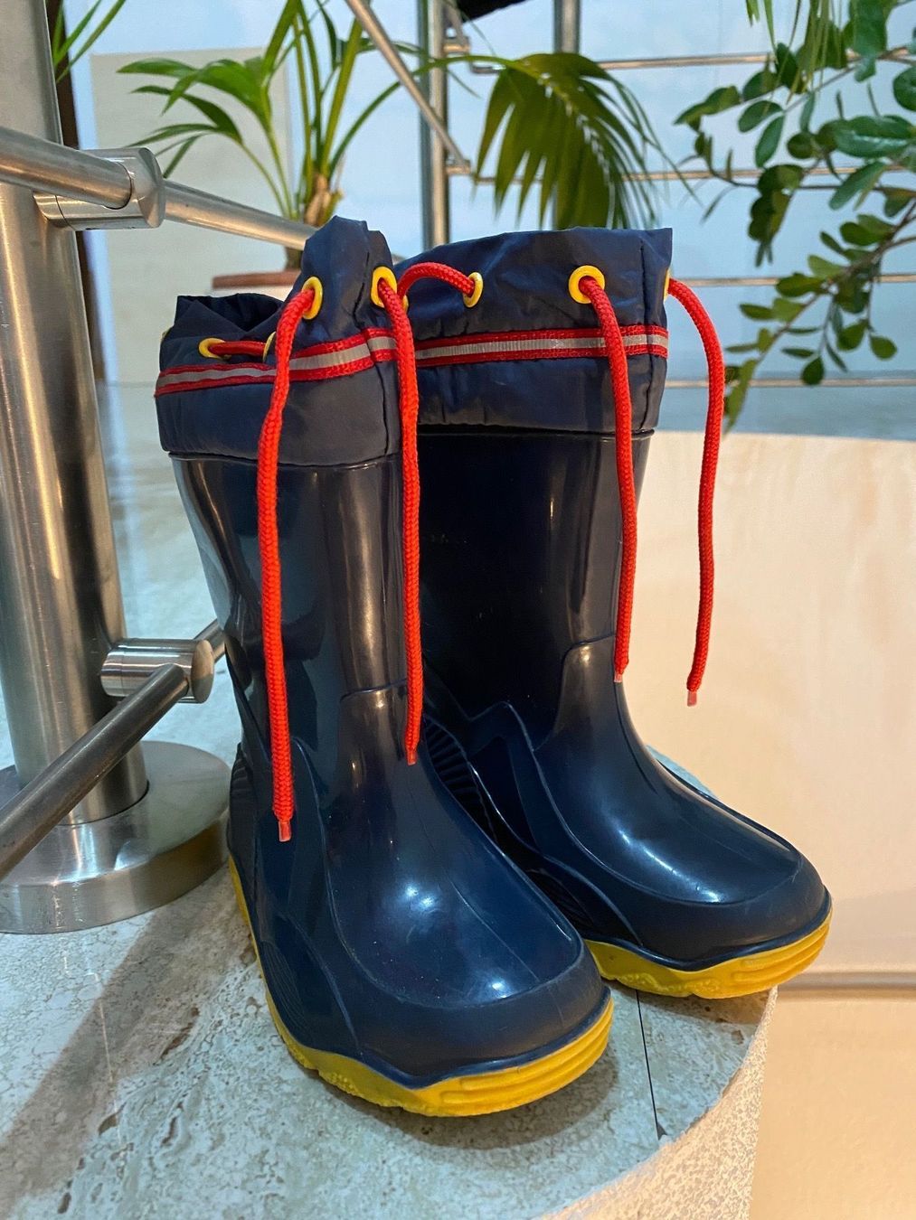 Schuhe für Jungen: Gummi Stiefel Regenstiefel Gr 22 – Gebraucht aus Birrwil von Bendegriz