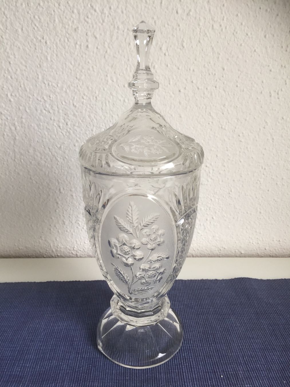 Vase & Récipients: Kristallvase mit Deckel – D'occasion à Spreitenbach par Brockiland-Flohmarkt 1