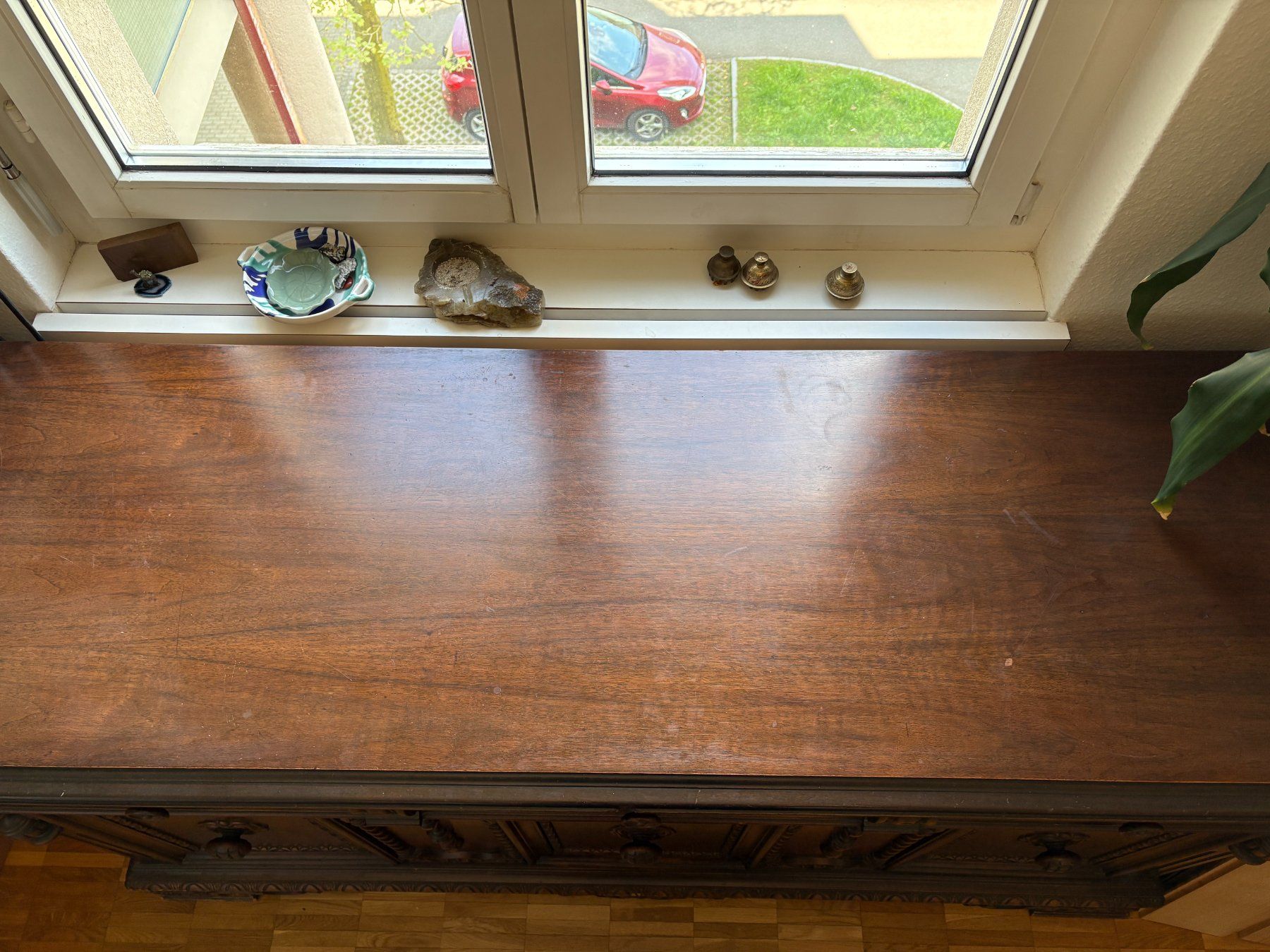 Cassettiere: Sideboard aus Holz mit Zierschnitzereien – Usato da Menzingen venduto da Pacific_5un 2