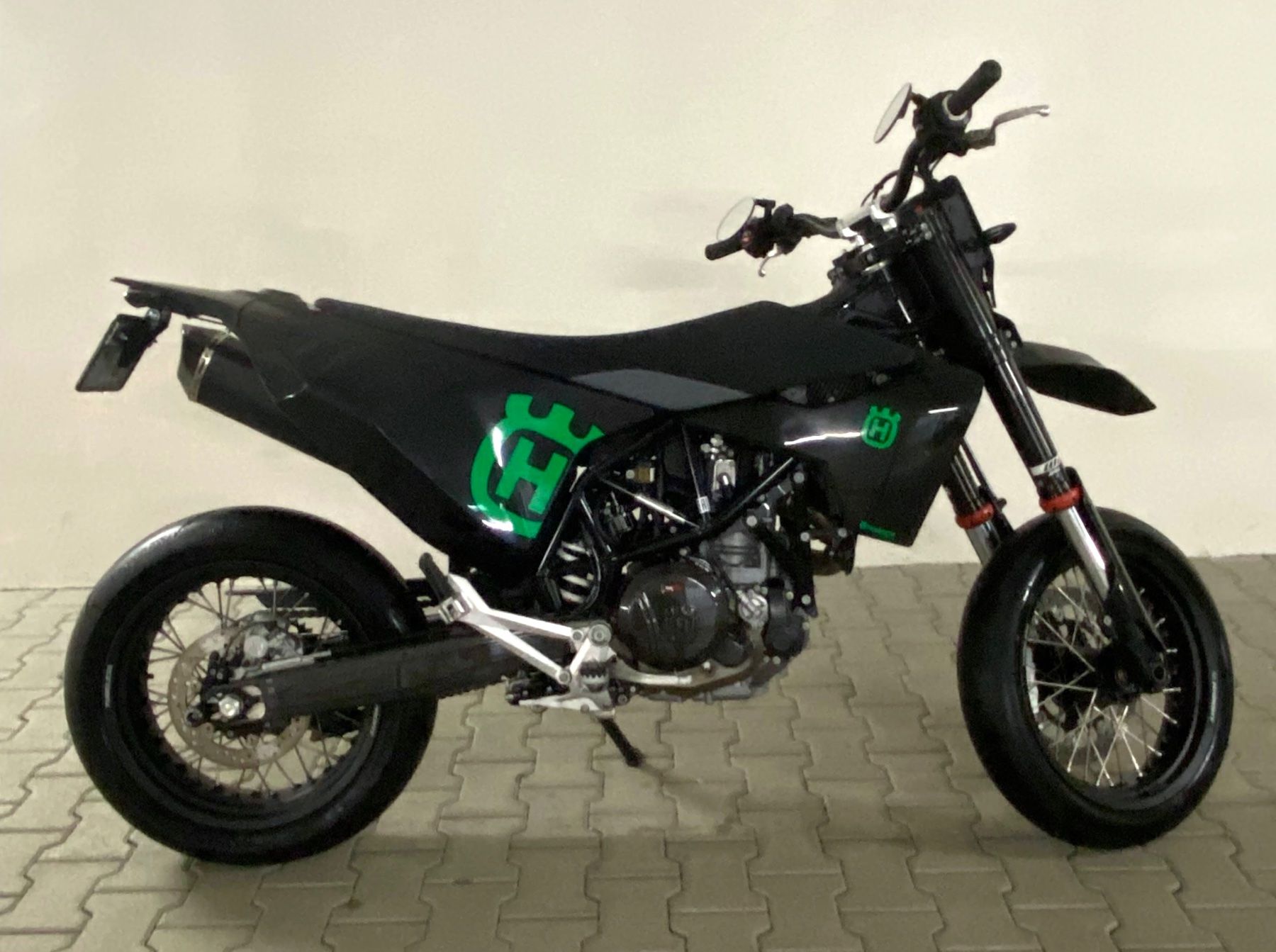 Husqvarna Strada: Husqvarna 701 Super Moto – Usato da Niederwil AG venduto da Debi_01 1