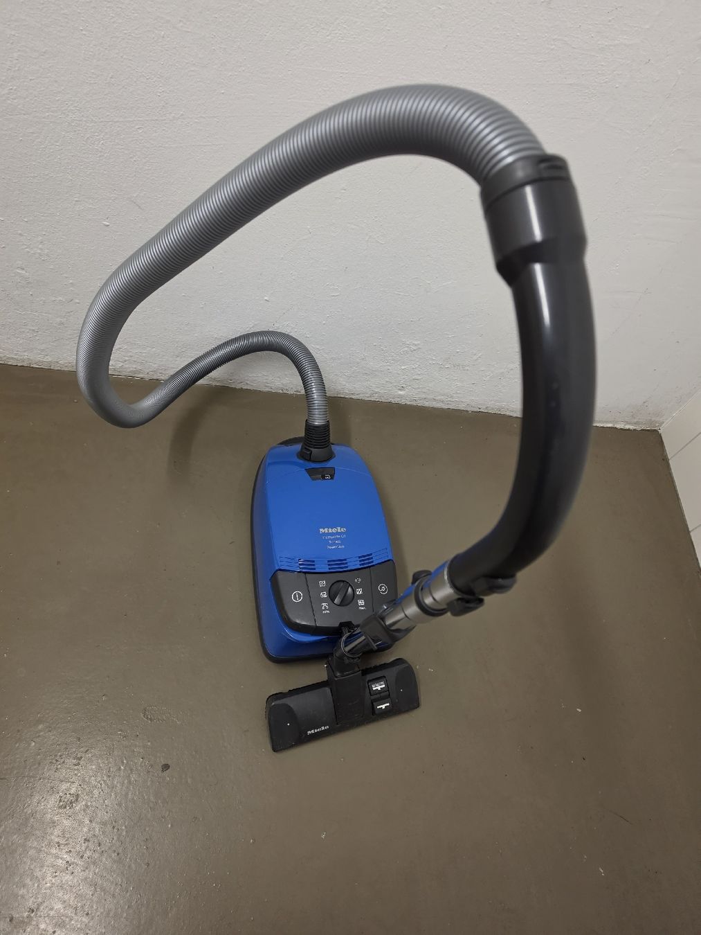 Miele Aspirapolveri & Accessori: Staubsauger Miele Complete C1 Sonata blau  – Usato da Olten venduto da Mezopotamya 3
