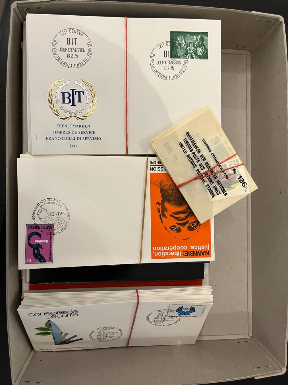 Alle Briefmarken: Briefmarken Schachtel mit 3 Geschenk-Kartons + ca.80 FDC`s – Gebraucht aus Mumpf von dadaboygugulini