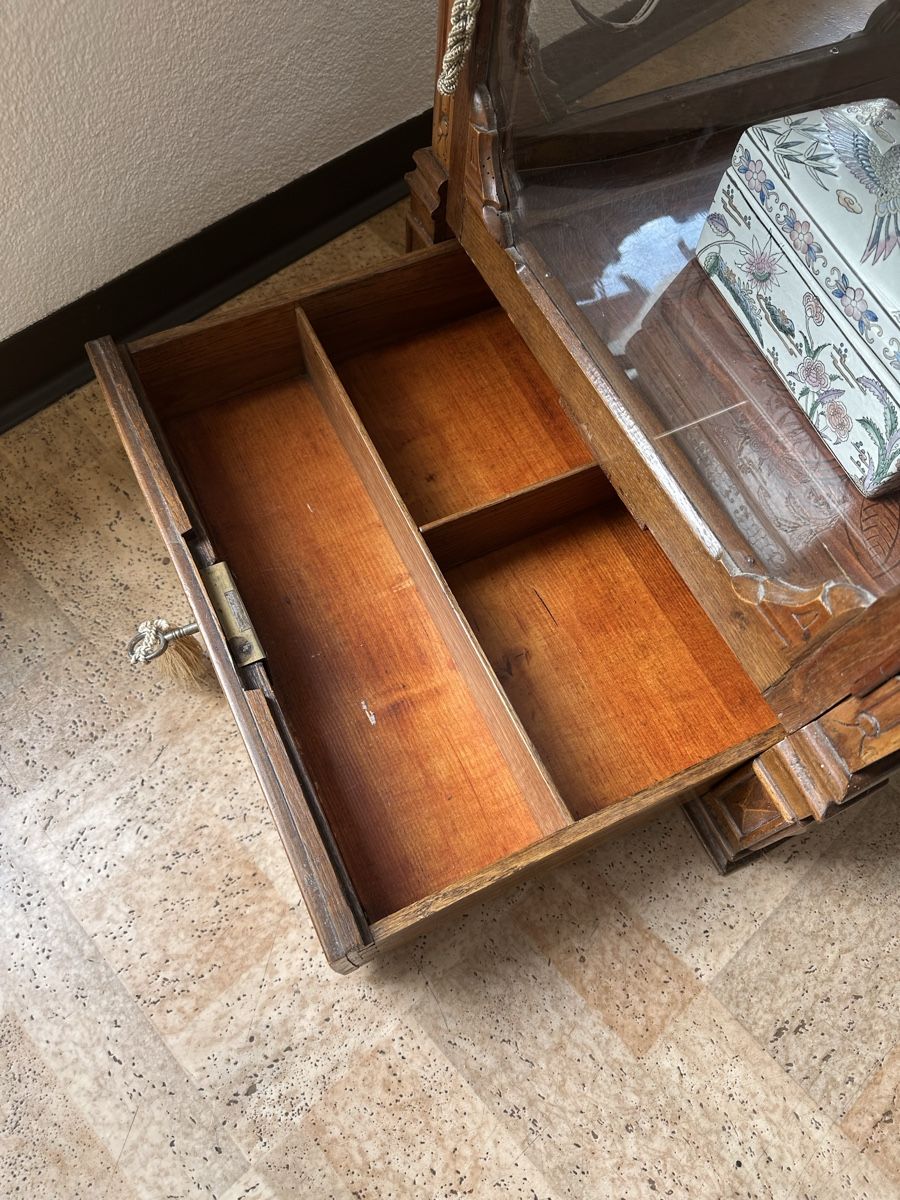 Vetrine: Antike Vitrine, wohl aus einer Kirche oder Kloster – Usato da Tschierv venduto da Screamingwolfguitars 3