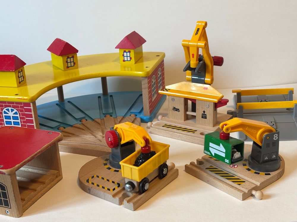 Grosse Holz-Box Brio-Eisenbahn mit sehr viel Zubehör (Gebraucht) in ...
