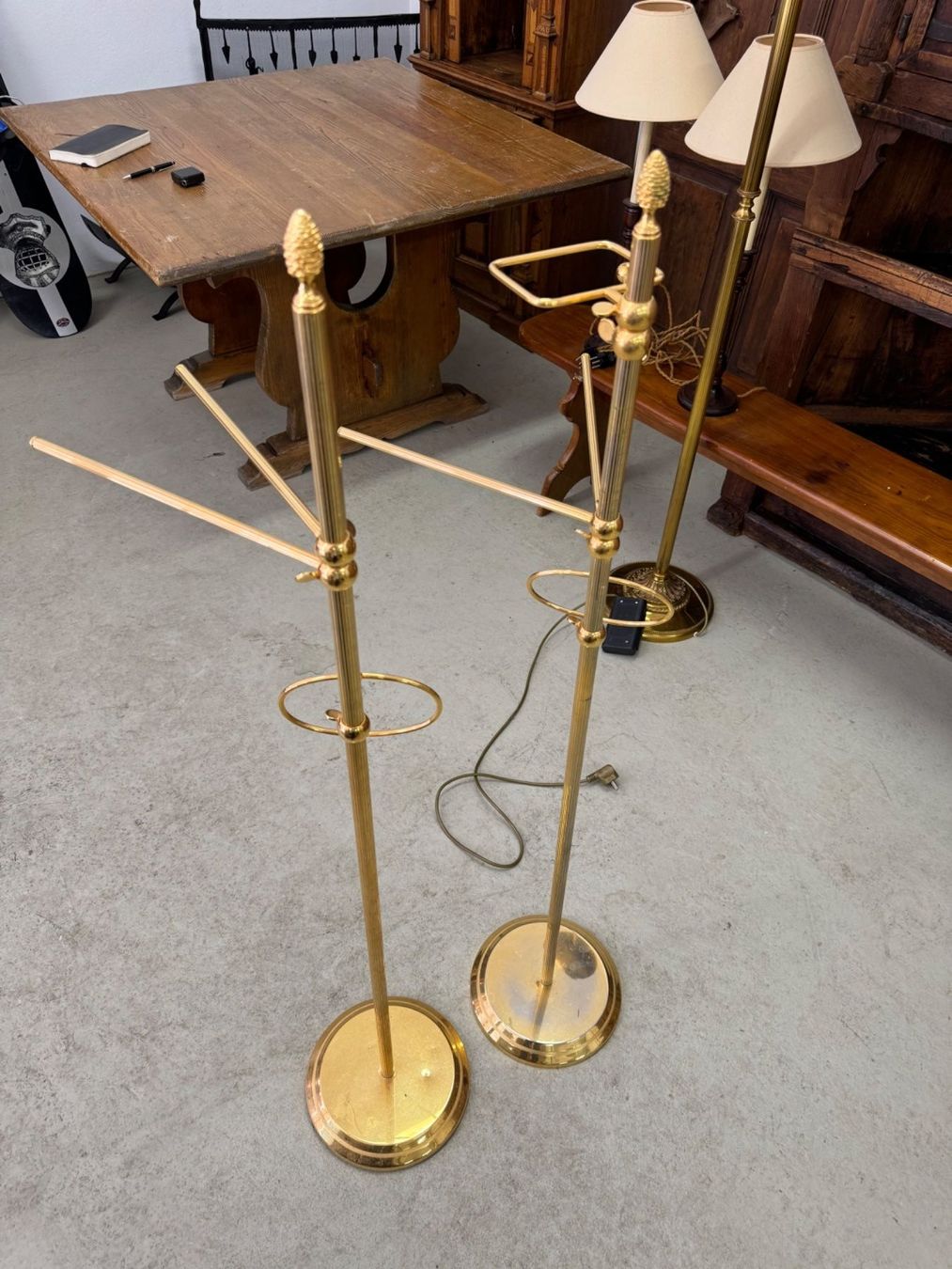 Sonstige Dekorationen & Accessoires: Elegant Vintage Brass Towel Racks – Gebraucht aus Gsteig b. Gstaad von Auctionly