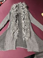 Graue Strickjacke