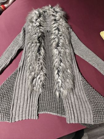 Graue Strickjacke
