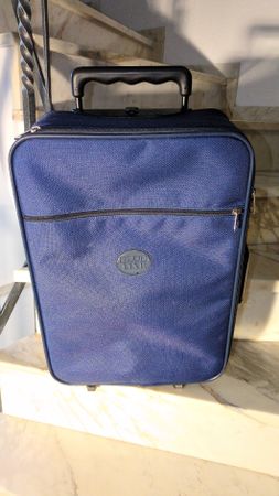 Robuster Reisekoffer mit Rollen, blau