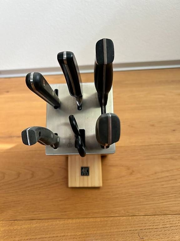 Messer: Messerblock mit verschiedenen Messer und einer Schere – Gebraucht aus Murten von lle_w5qs