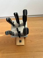 Messerblock mit verschiedenen Messer und einer Schere