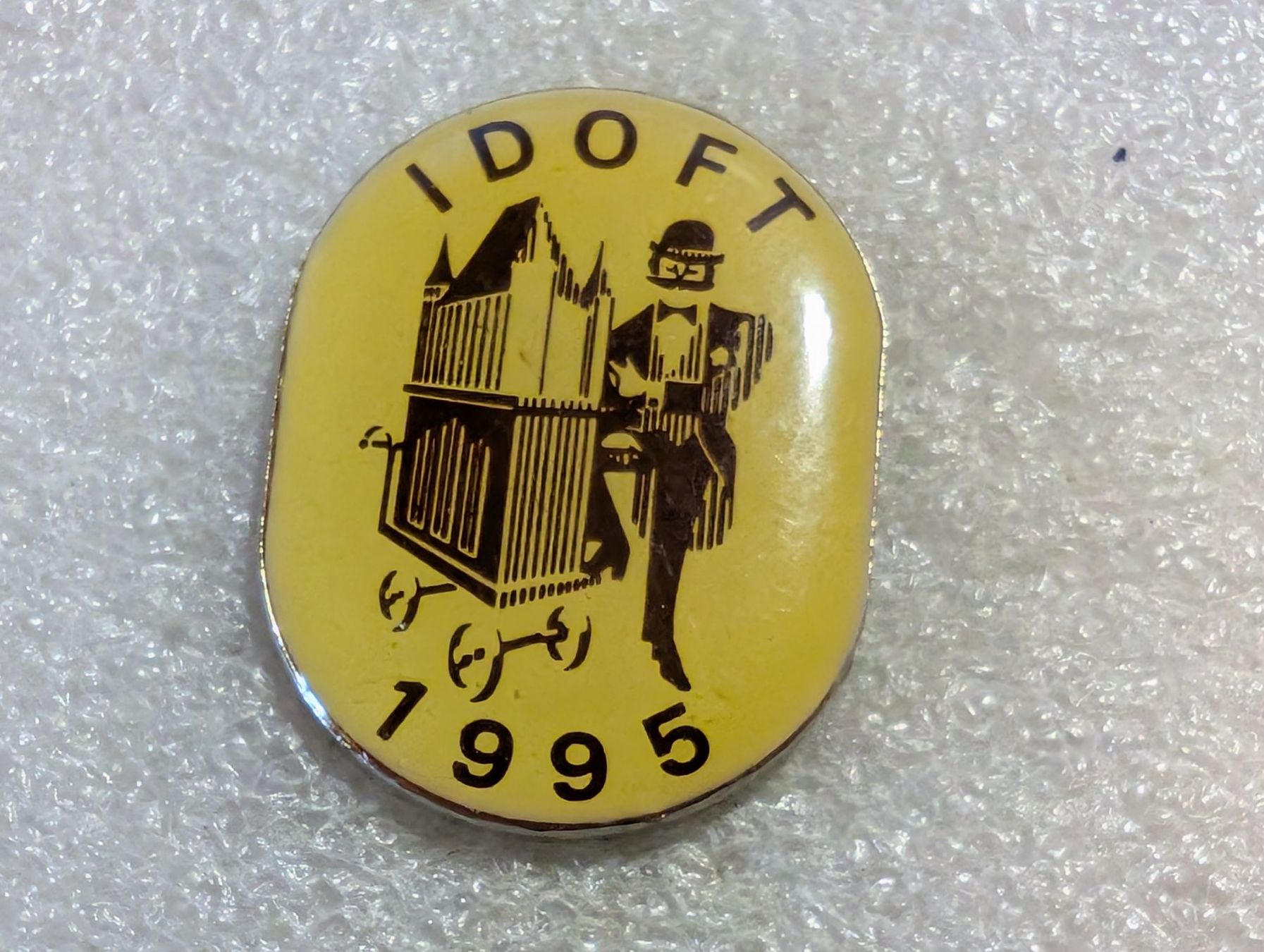 Placchette & Badge: Ansteckpin 132: Idoft – Usato da Oppligen venduto da Pin-Fall-Shop