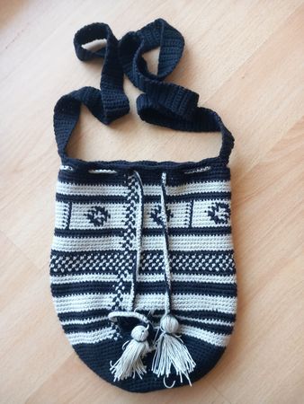 Sac bandoulière en crochet noir et blanc