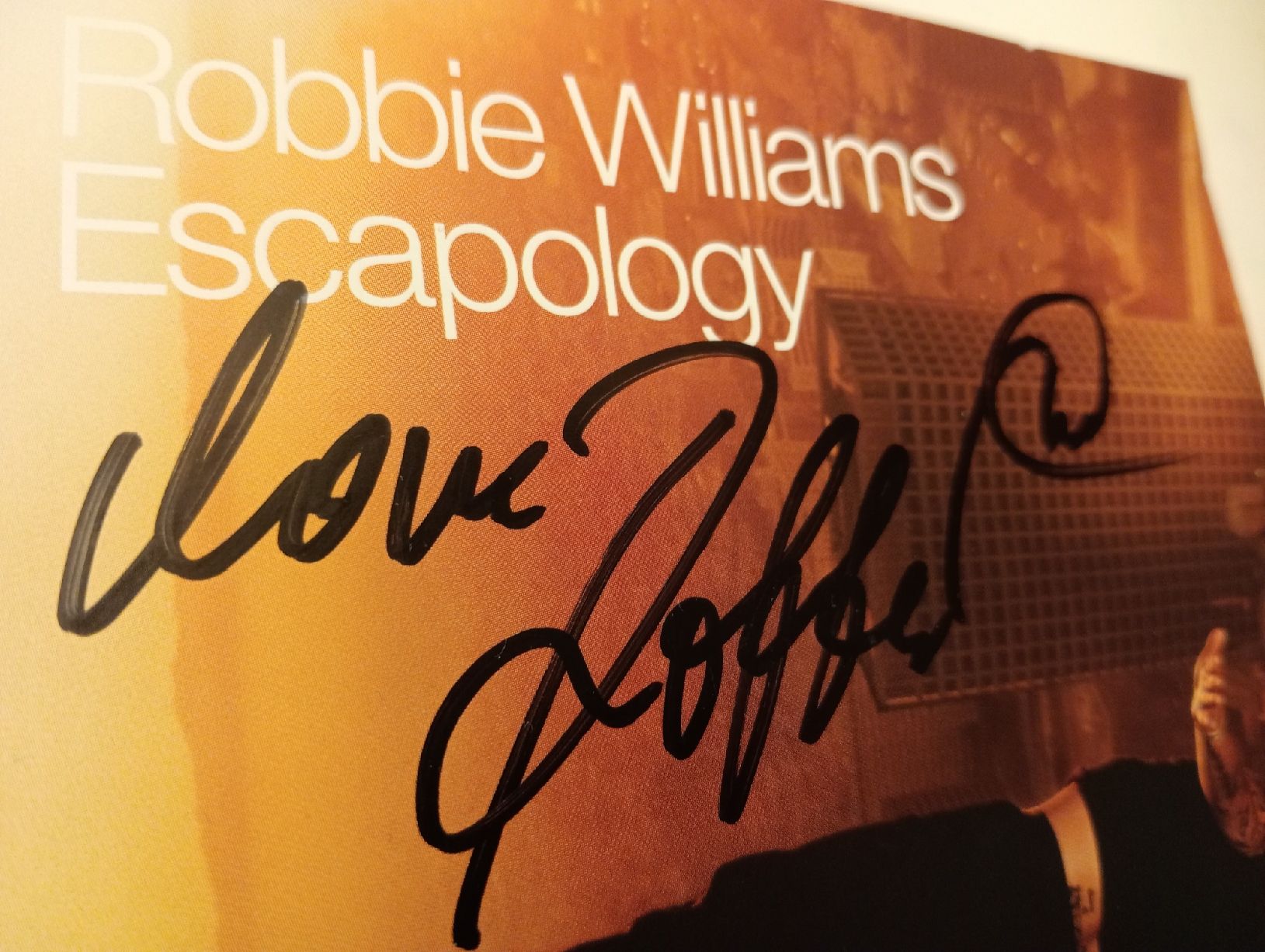 Autografi: Robbie Williams Escapology CD mit Autogramm (?) – Usato da Allschwil venduto da Evgeniia78
