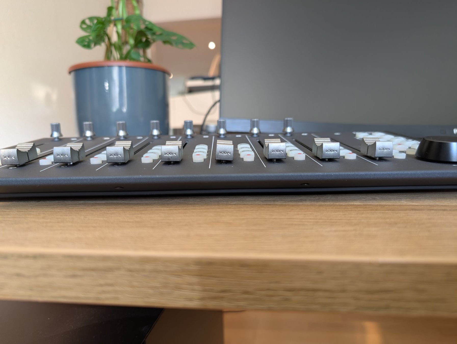 Icon Mischpulte: iCON Platform M+ – DAW-Controller mit Motorfadern – Gebraucht aus Riedern von Marco-Hegner 4