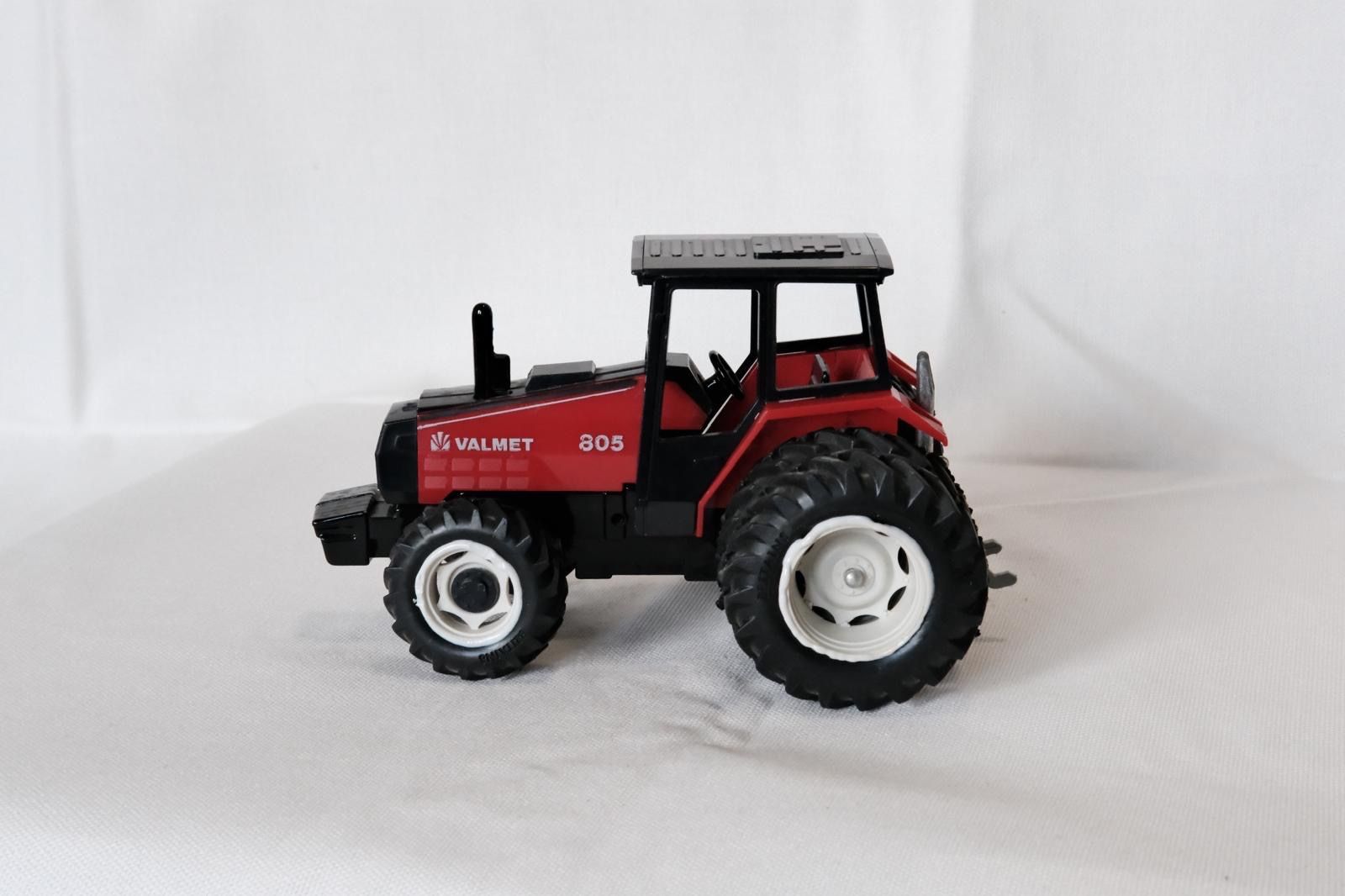 Britains Kit di modellismo & Modellini statici: Valmet 805 Traktor Britains mit Grubber vintage – Usato da Aesch BL venduto da aligator010 8