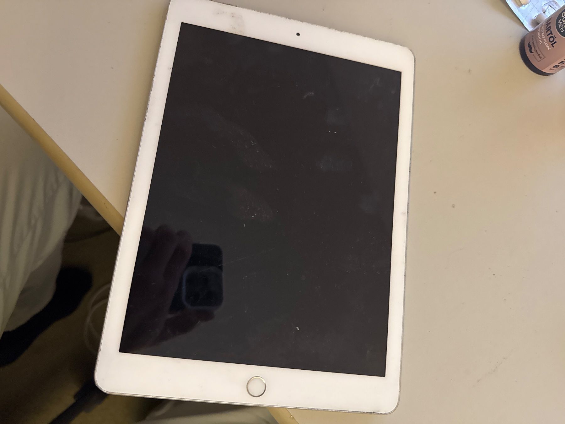 Apple Tablet PC: Ipad 5. Gen - A1822 - icloude / Display top – Difettoso da Olten venduto da HoYa01 1