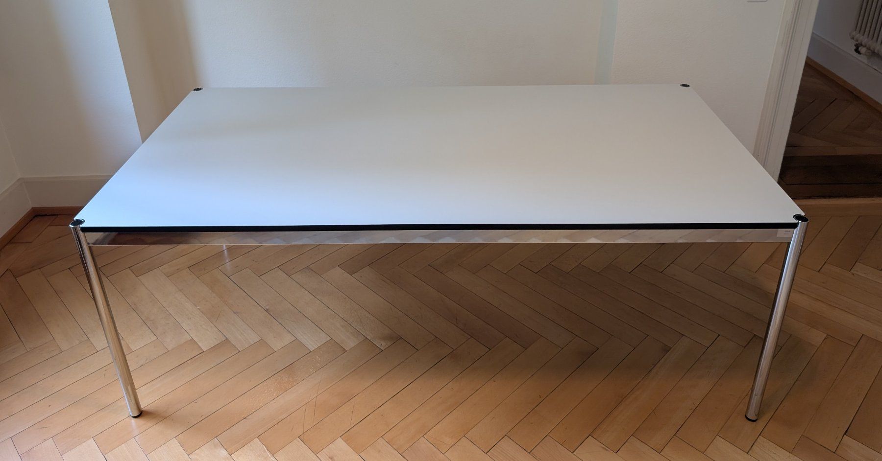 USM Bureaux: Tisch USM Haller, 2x1m, hellgrau – D'occasion à Zürich par eli_yv5l
