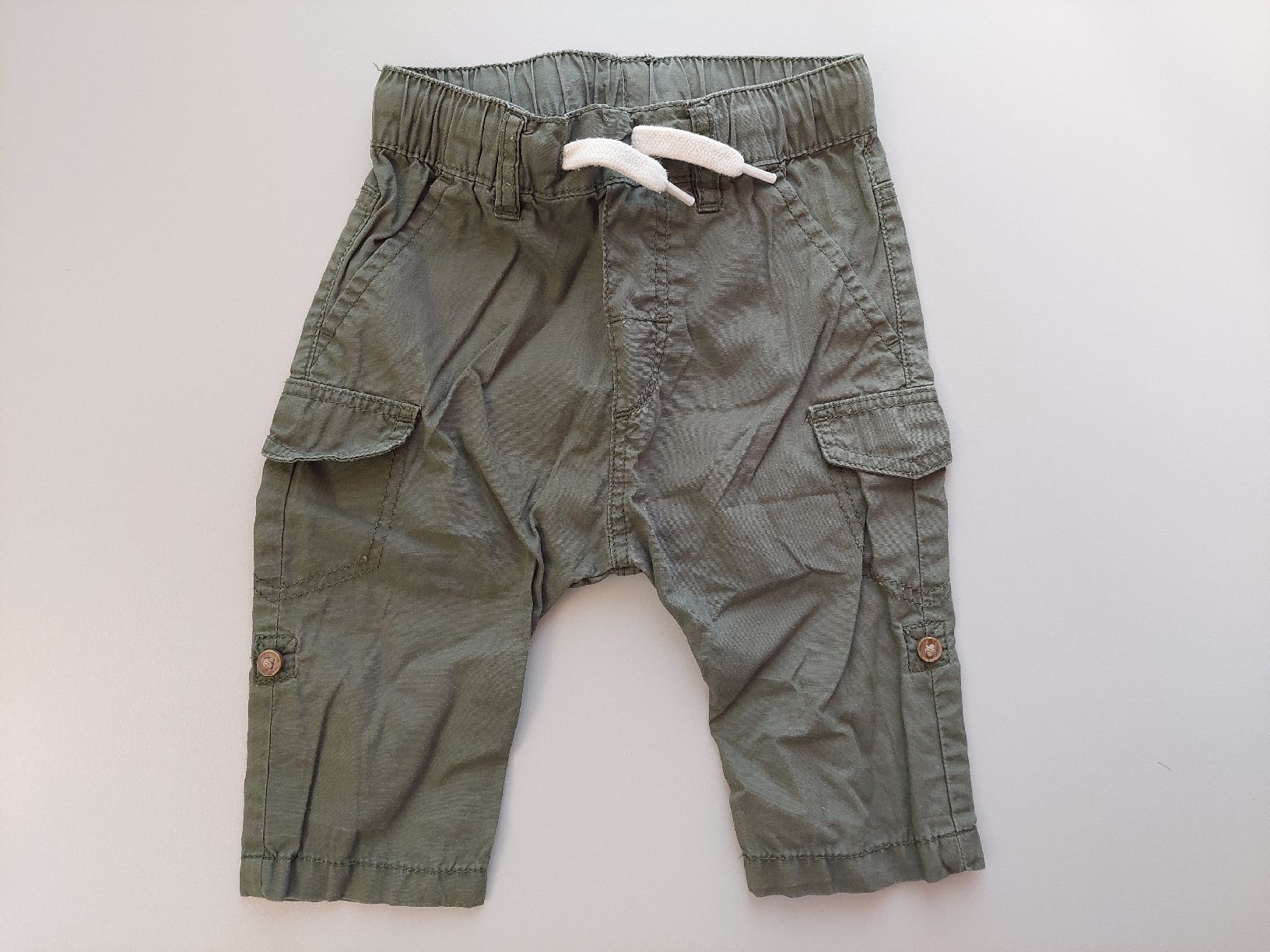 H&M Pantaloni: Freizeithose von H&M, Grösse 68, olive – Usato da Aeschi b. Spiez venduto da Corin1234