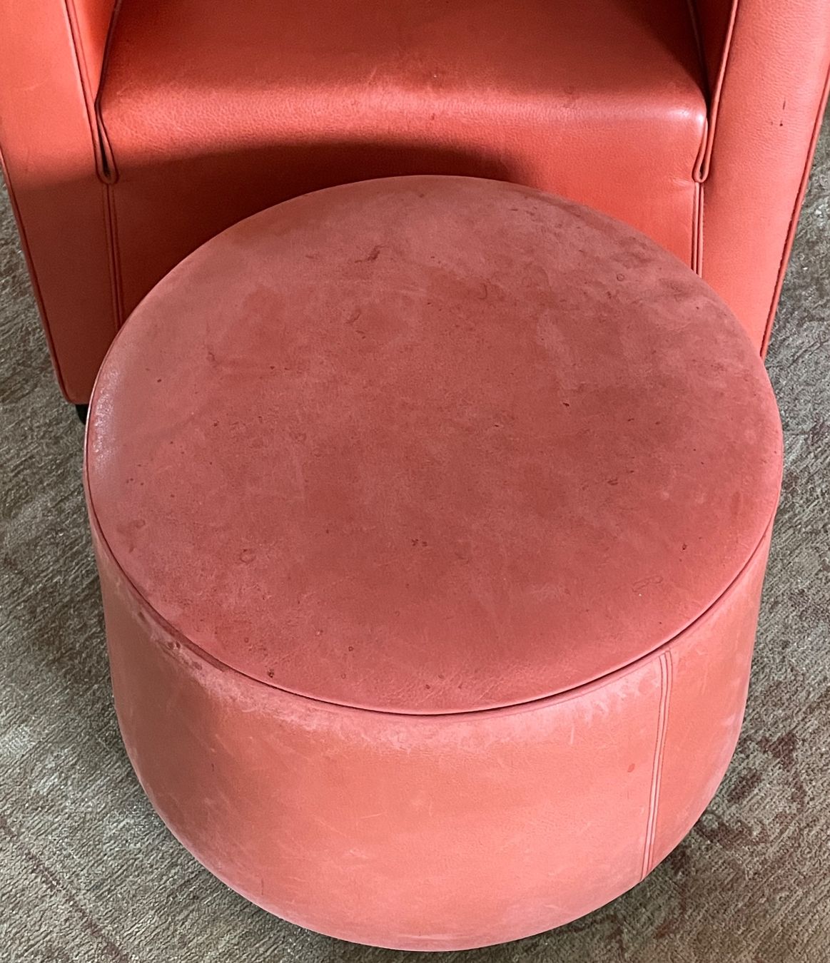 Poltrone: Vintage Ledersessel mit Hocker, Farbe Koralle – Usato da Volketswil venduto da rubin74 4