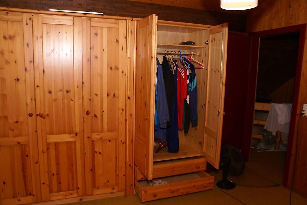 Armoires: Kleiderschrank – D'occasion à Dübendorf par Gigahit 2