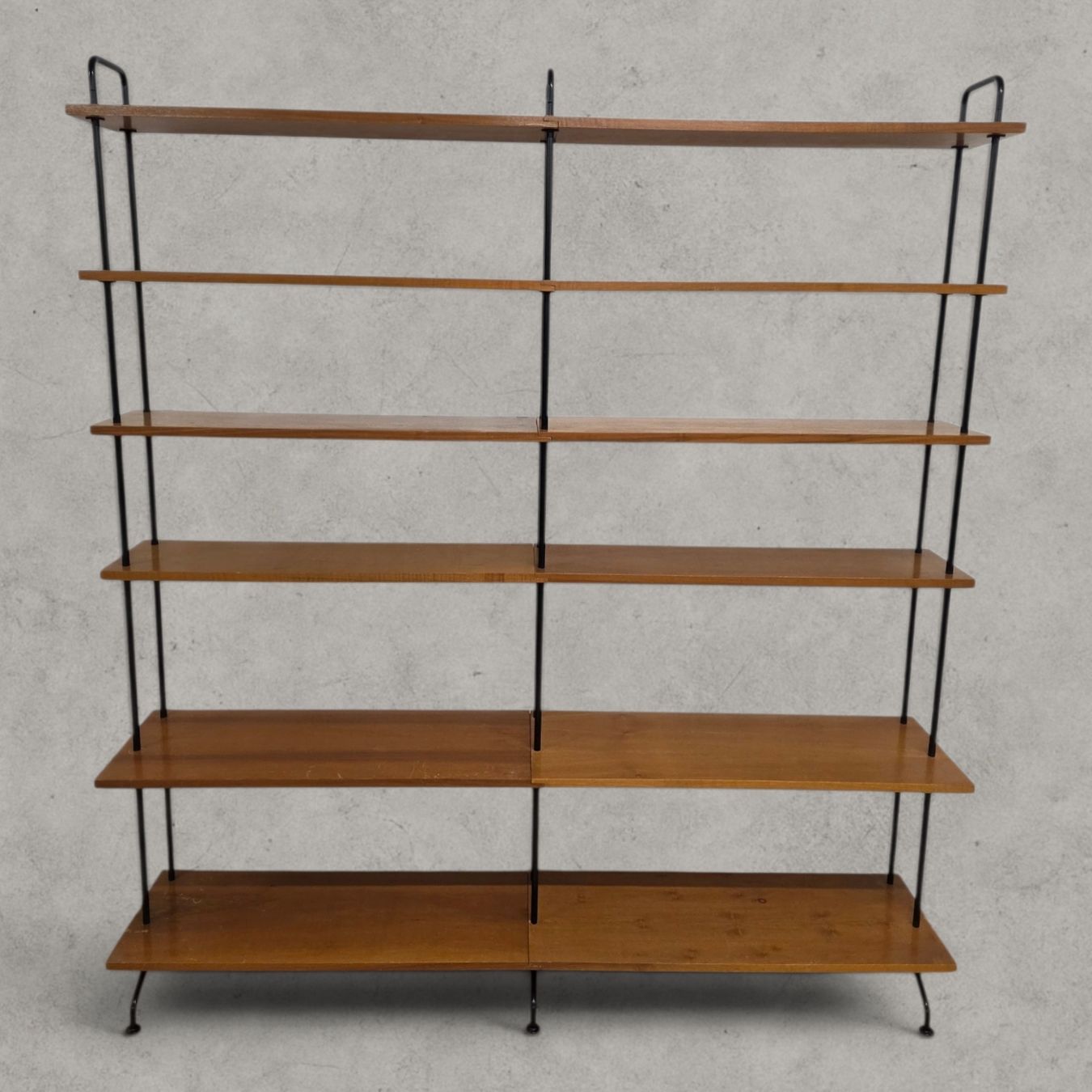 Scaffali: Filigranes Mid-Century Regalsystem im zeitlosen String-Stil – Usato da Rieden AG venduto da RuvensBrocki