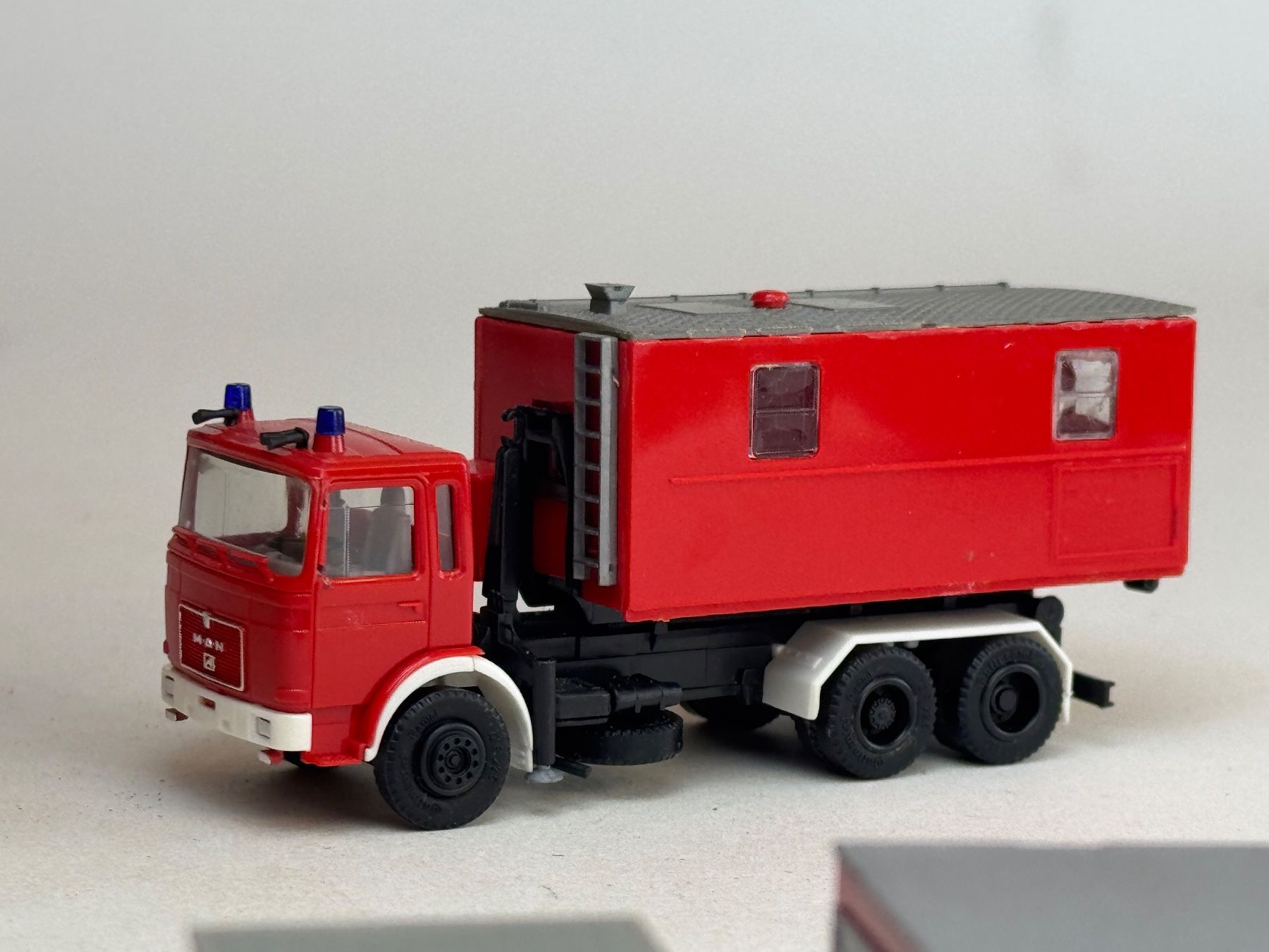 Herpa Modellini d'auto: VE1- Herpa MAN Feuerwehr mit Preiser Absetzcontainer – Usato da Elm venduto da Wikmtz