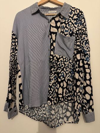 Spezielle Bluse - blau / 2 unterschiedliche Muster