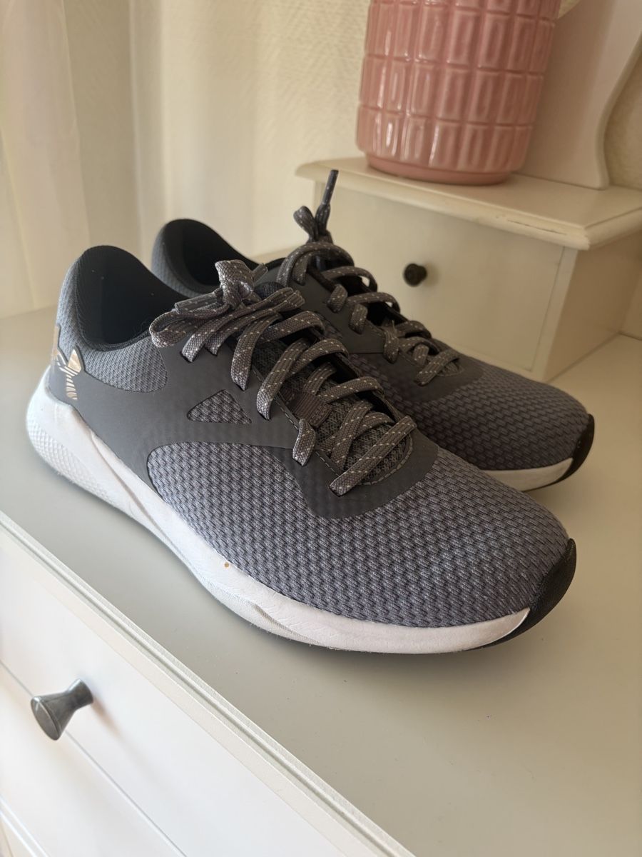 Under Armour Scarpe da uomo: Under Armour  Sneakers Grösse 39  – Usato da Basel venduto da Brunner.T 1