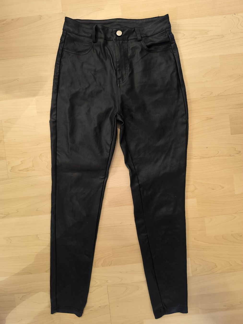 Pantaloni: Schwarze Kunstlederhose Grösse L – Nuovo (secondo la descrizione) da Brügg BE venduto da Meui_Zouberding