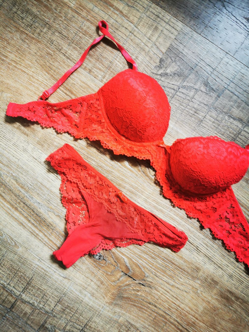 Autres dessous: Rotes Spitzen Dessous Set, Grösse 75C - Romantisch! – D'occasion à Balsthal par Leila_Luna 3