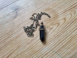 Halskette mit Anhänger aus schwarzen Schmuckstein
