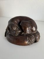 liegender Hund aus Bronze