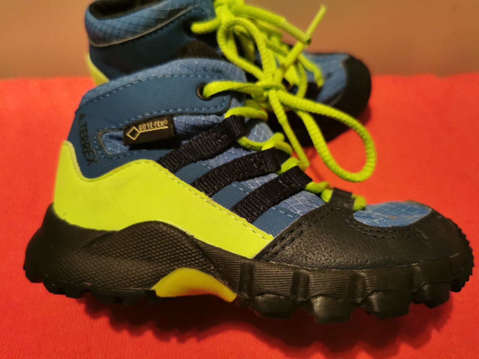 Adidas Scarpe da uomo: Adidas Kinder Schuhe Gr. 22 – Nuovo e nell'imballaggio originale da Schlieren venduto da vlalif