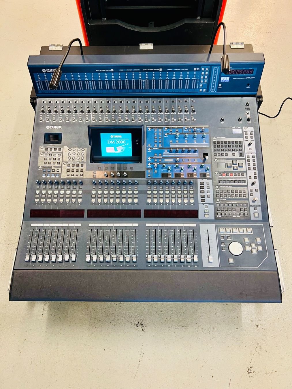 Yamaha Console di mixaggio: Yamaha DM2000 V2 Digital Mixer inkl. Meter Bridge und Case – Usato da Dietikon venduto da ExaLightAndSound