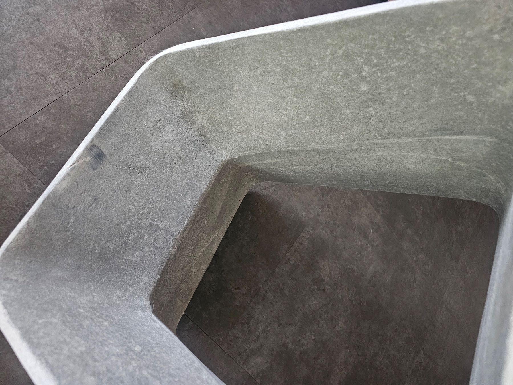 Tavoli: Table appoint béton - Design - Ecal Stuhl – Usato da Château-d'Oex venduto da bla_b6mv 6