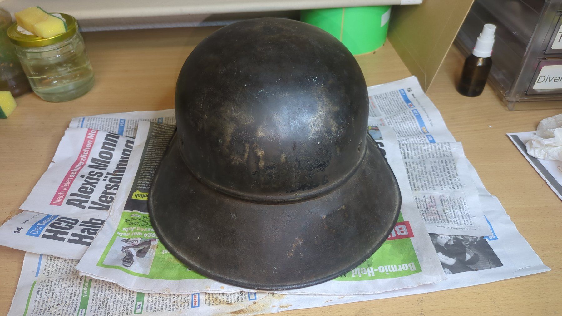 Uniformi & Effetti personali: Luftschutz Stahlhelm M38 "Gladiator" 3-Teilig – Usato da Buttisholz venduto da ArmeeShopCH 5
