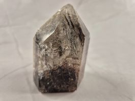 Quartz avec inclusions noires (tourmaline) pointe polie