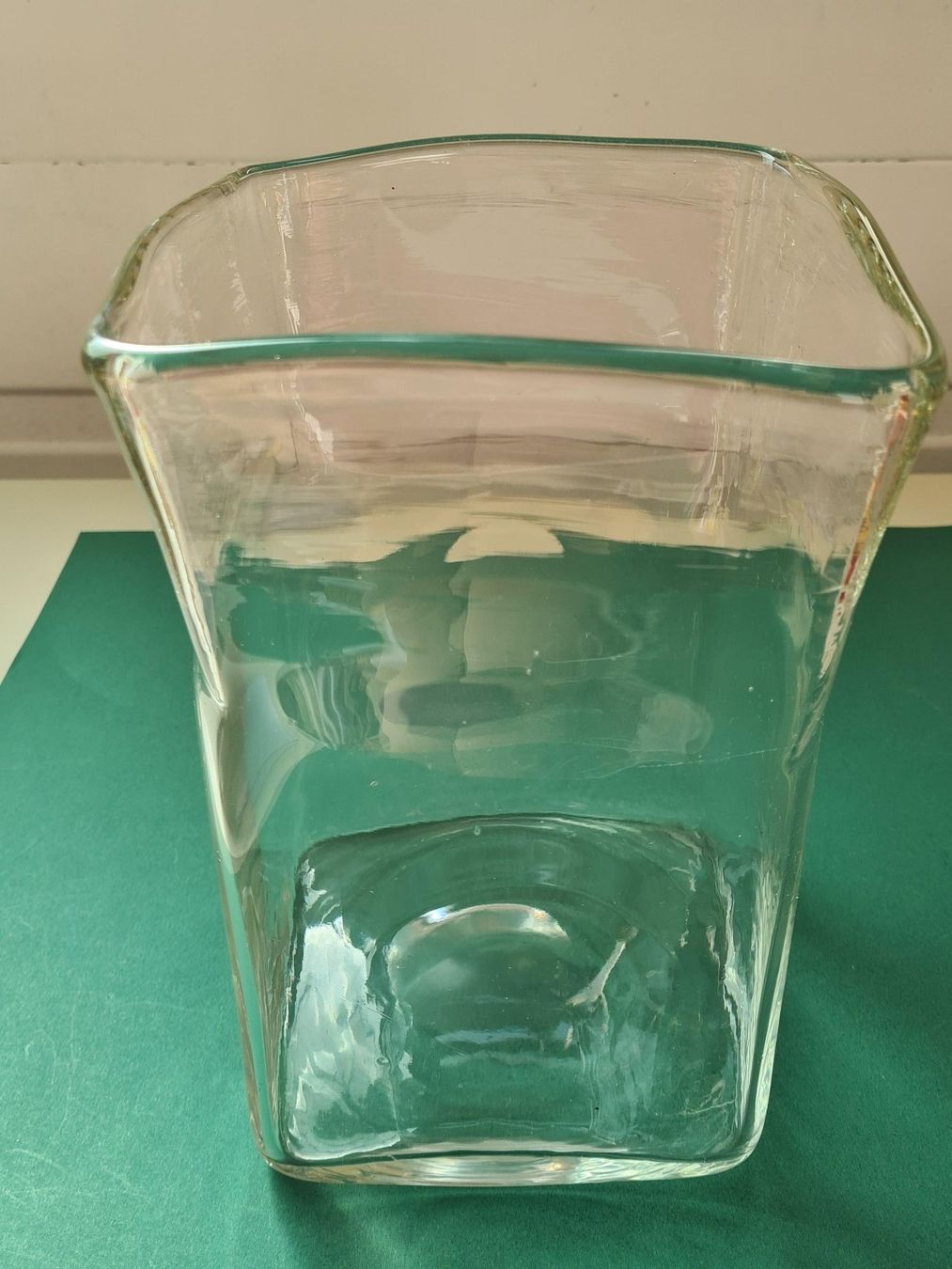 Vasi & Recipienti: Bodenvase aus Glas / Rand mit Wellenbewegung – Usato da Urdorf venduto da sumrum