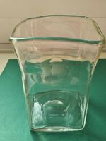 Bodenvase aus Glas / Rand mit Wellenbewegung