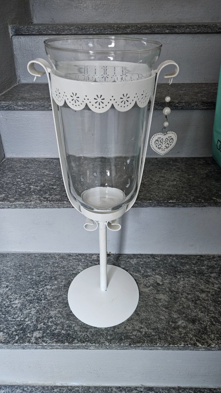 Portacandele: Vaso porta candele con supporto e base in metallo bianco – Usato da Melano venduto da H-Sara