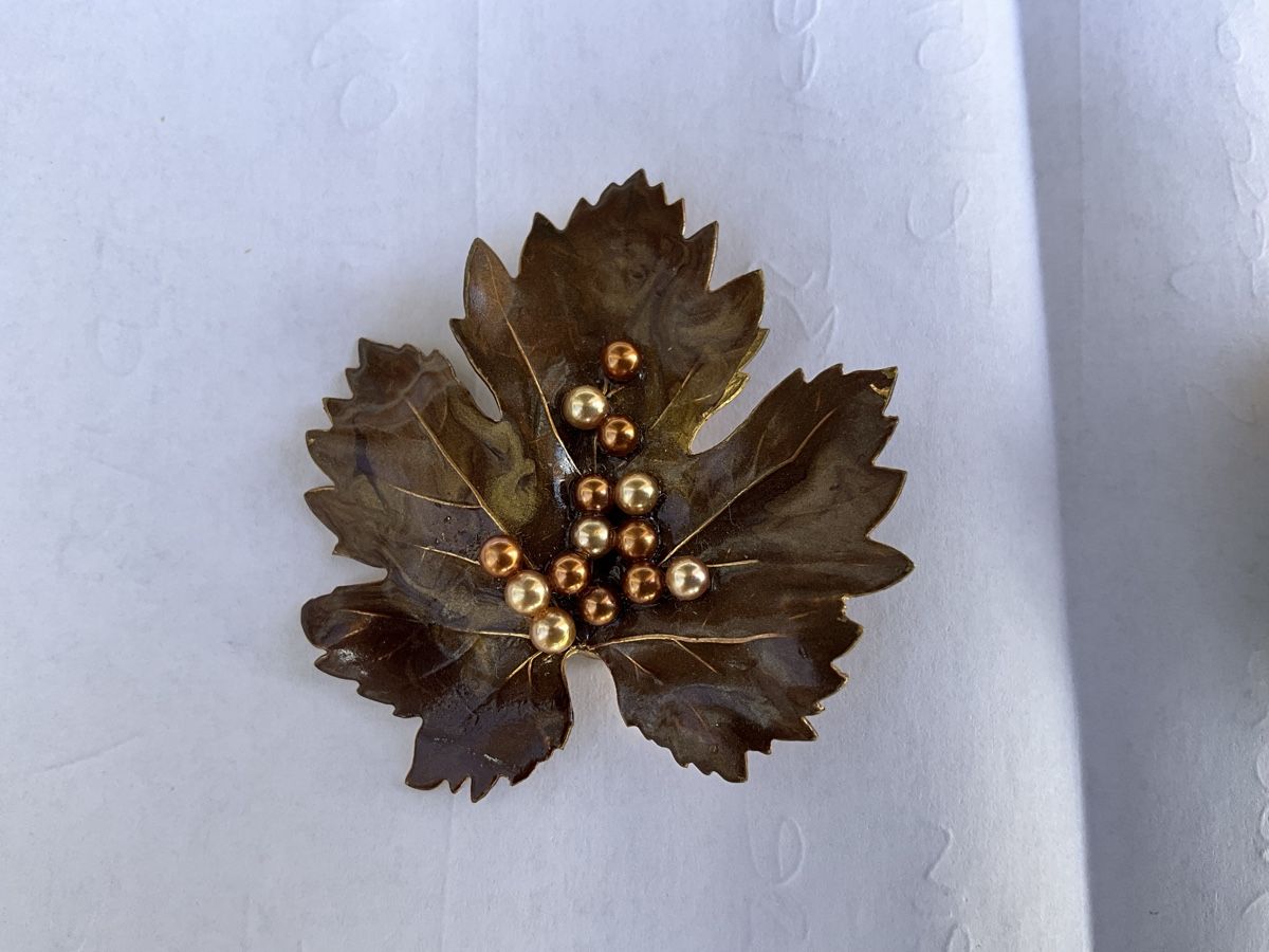 Broches & Aiguilles: Brosche Weinblatt mit Kugeln und Anstecker mit Blume – D'occasion à Thal par nocheli 1