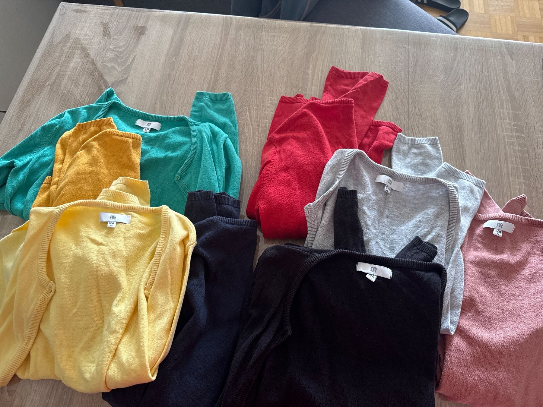 Giacche & Cappotti: 8 Mädchen Strickjacke – Usato da birsfelden venduto da Giuseppe70