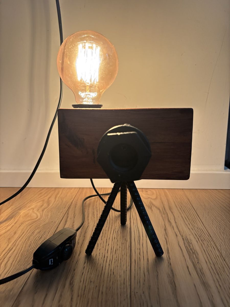 Lampade: Tischlampe Kamera Stativ Holz – Usato da Horgen venduto da tha_h6cv 2