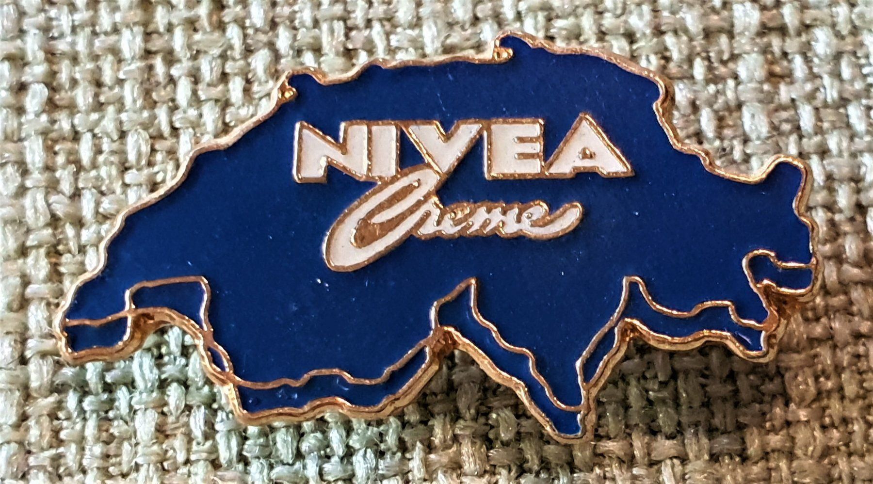 Placchette & Badge: J352 - Pin Schweiz NIVEA Creme – Usato da Reinach BL venduto da Boston-Verkauf